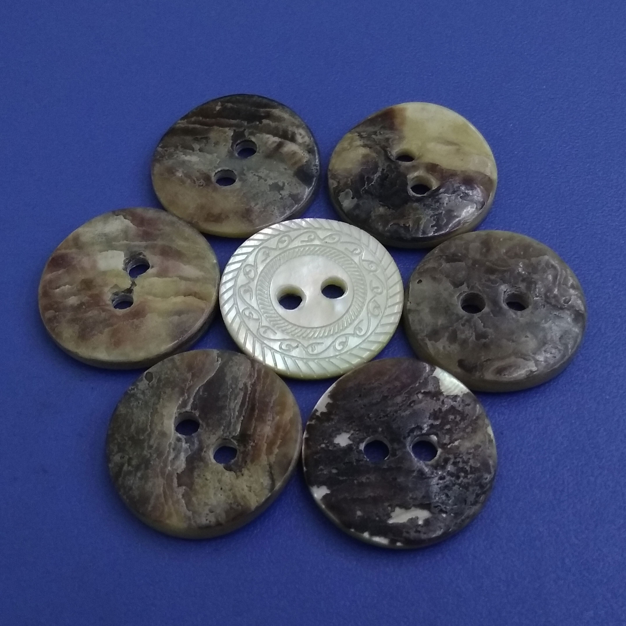Round Laser Engraved Pattern with Japan Agoya Shell Button for Fashion Clothing
