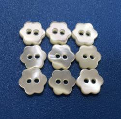 Crafted with workmanship Glossy White Flower Trocas Shell Buttons Manufacturer