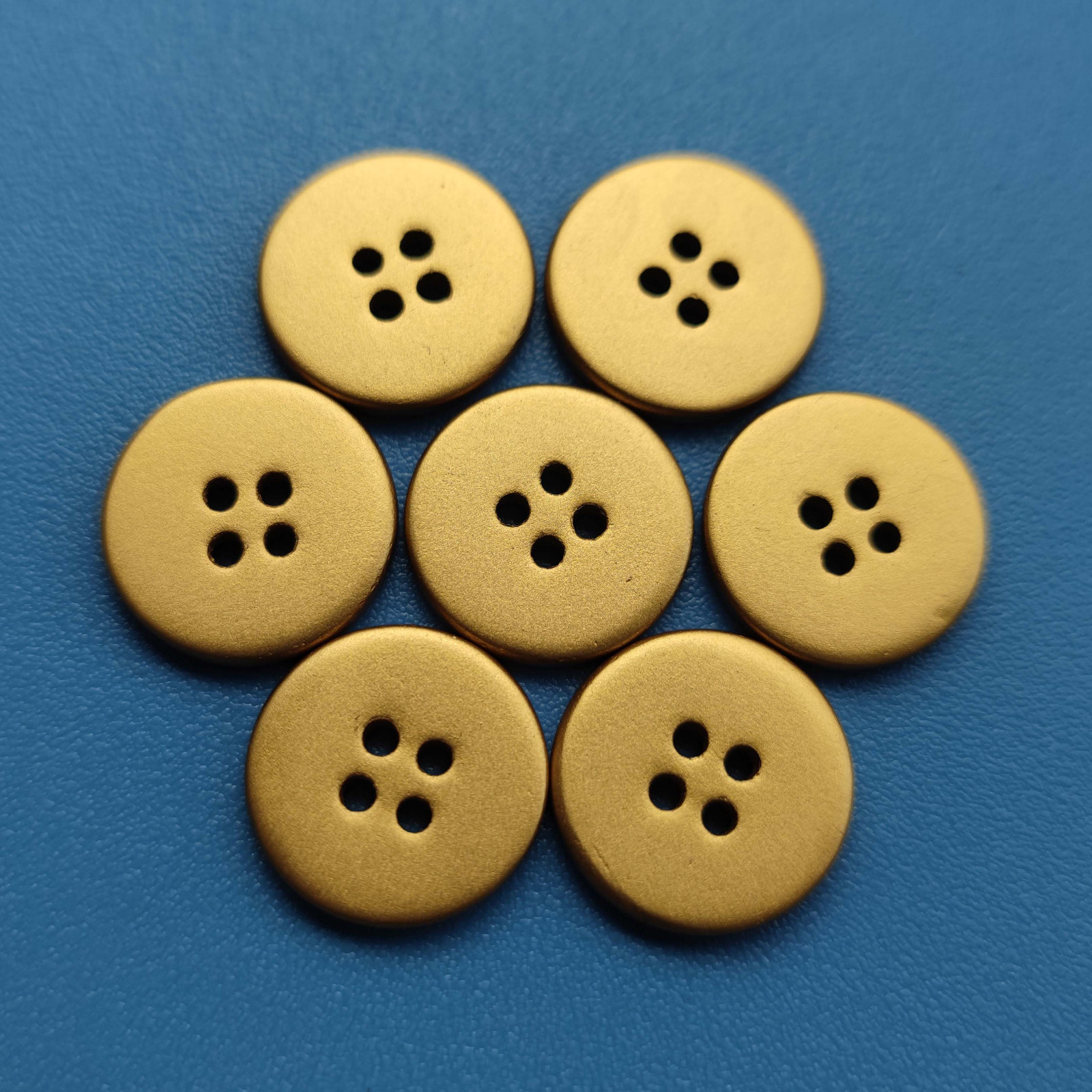 Stylish 4 Holes Golden Finish Real River Shell Pearl Button for Garment Industry